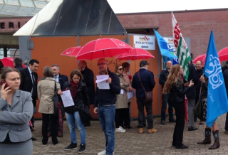 ALBA LEASING, FLASH MOB CONTRO I LICENZIAMENTI