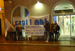 SPORTELLI INTESA APERTI FINO ALLE 20: FLASH MOB A LODI