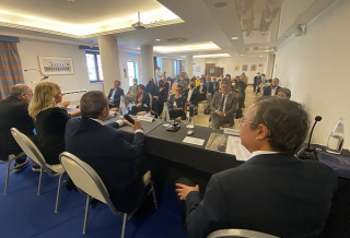 FABI SIRACUSA, FARI ACCESI SU PRESSIONI COMMERCIALI