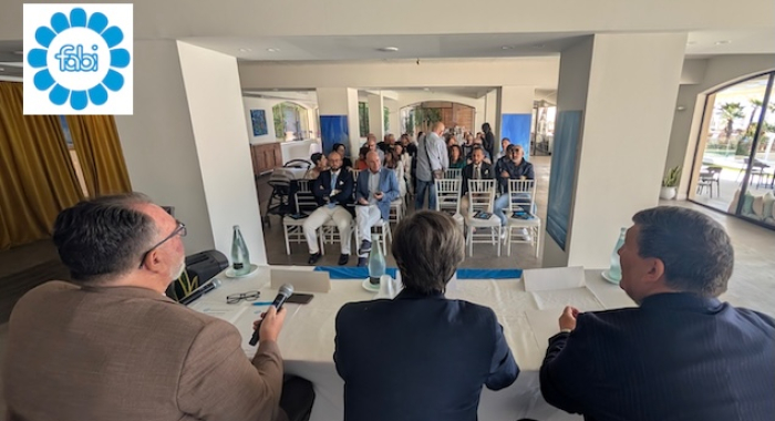 FABI REGGIO CALABRIA, VICINI ALLE PERSONE NELLA BANCA CHE CAMBIA