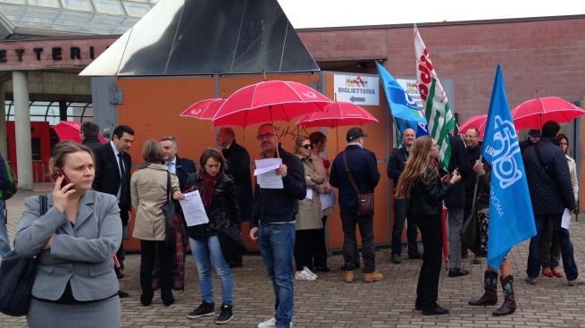 ALBA LEASING, FLASH MOB CONTRO I LICENZIAMENTI