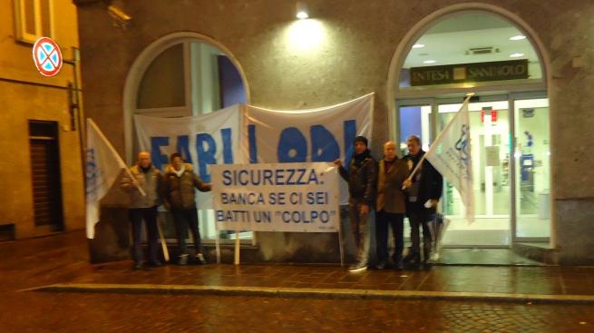 SPORTELLI INTESA APERTI FINO ALLE 20: FLASH MOB A LODI