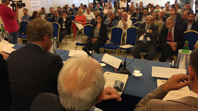 BEHIND THE LINES, OLTRE 100 SINDACALISTI CAMPANI ACCOLGONO SILEONI