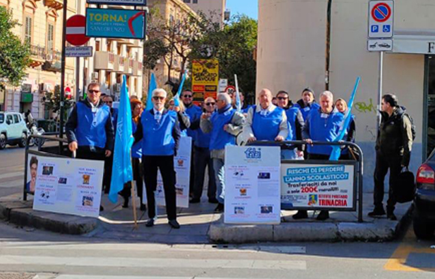 PRIMO SIT-IN CONTRO LICENZIAMENTI IN BANCA IGEA