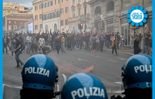 «SOLIDARIETÀ ALLA CGIL E ALLE FORZE DELL’ORDINE»